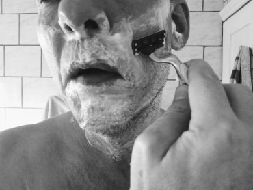 Shaving with a Gillette Mach 3