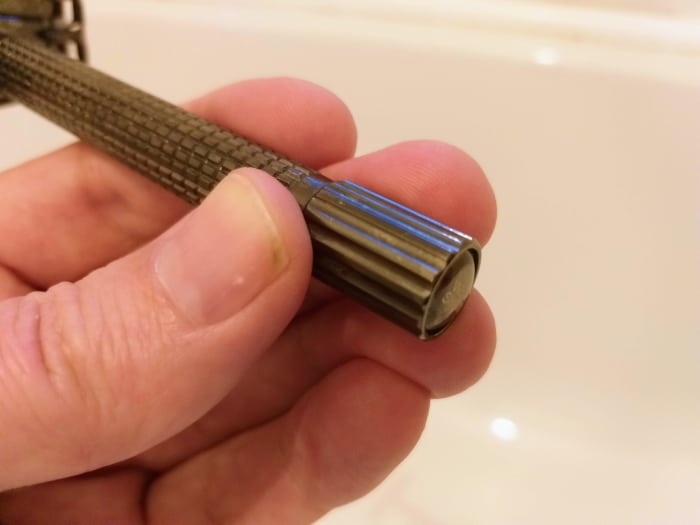WEISHI Nostalgic knob on razor handle to twist for razor blade replacement