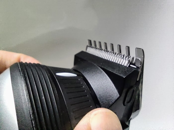 close up of Phillips qc5570 adjustable comb