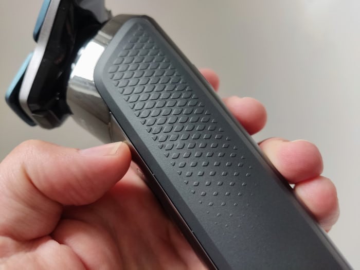 rubberized sides of Philips S7788 shaver for grip