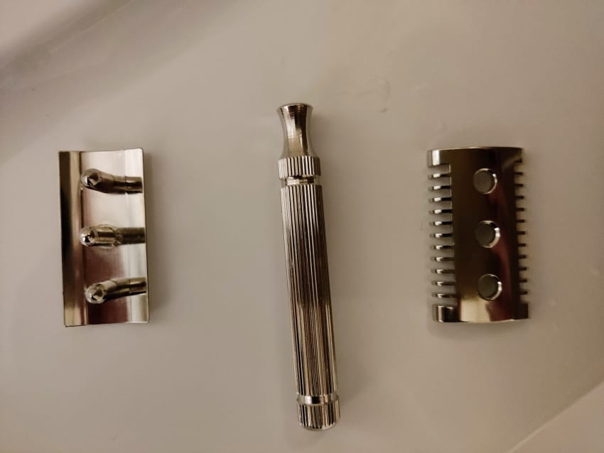 FaTip Piccolo safety razor in three pieces