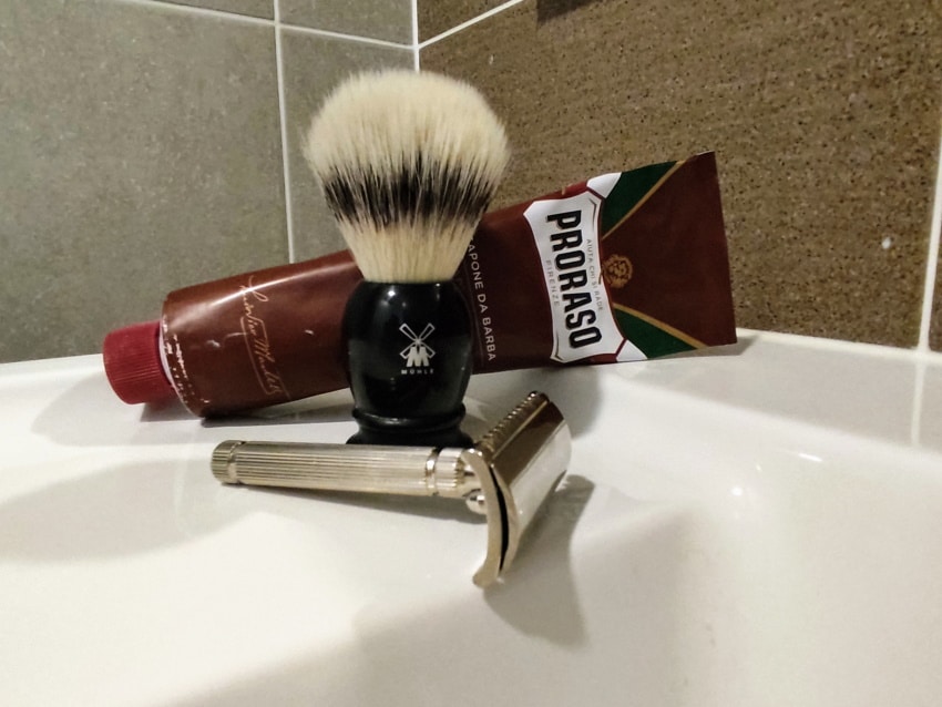 FaTip Piccolo with Muhle shaving brush and Proraso shave cream