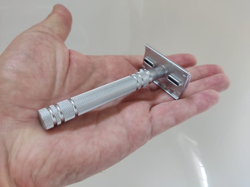 Feather as-d2 safety razor on a persons hand