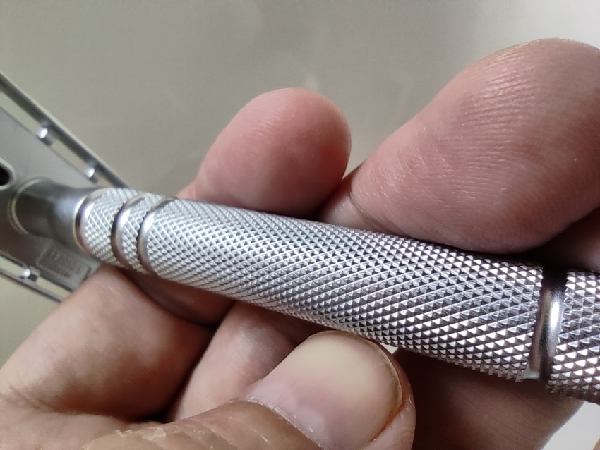 close up of Feather as-d2 razor knurled handle