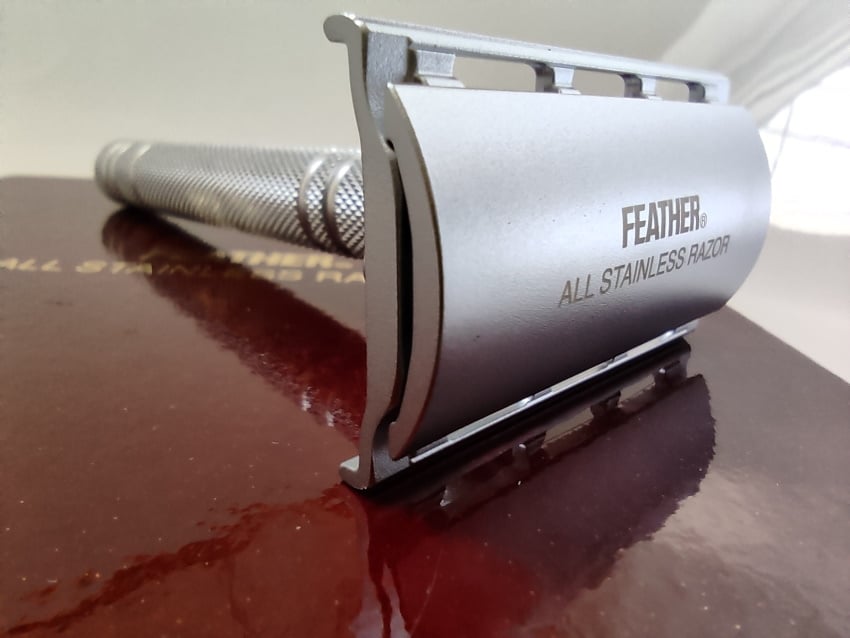 close up of Feather as-d2s razor on presentation box