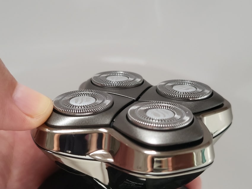 close up showing the multi directional Skull Shaver Silver Pro blades