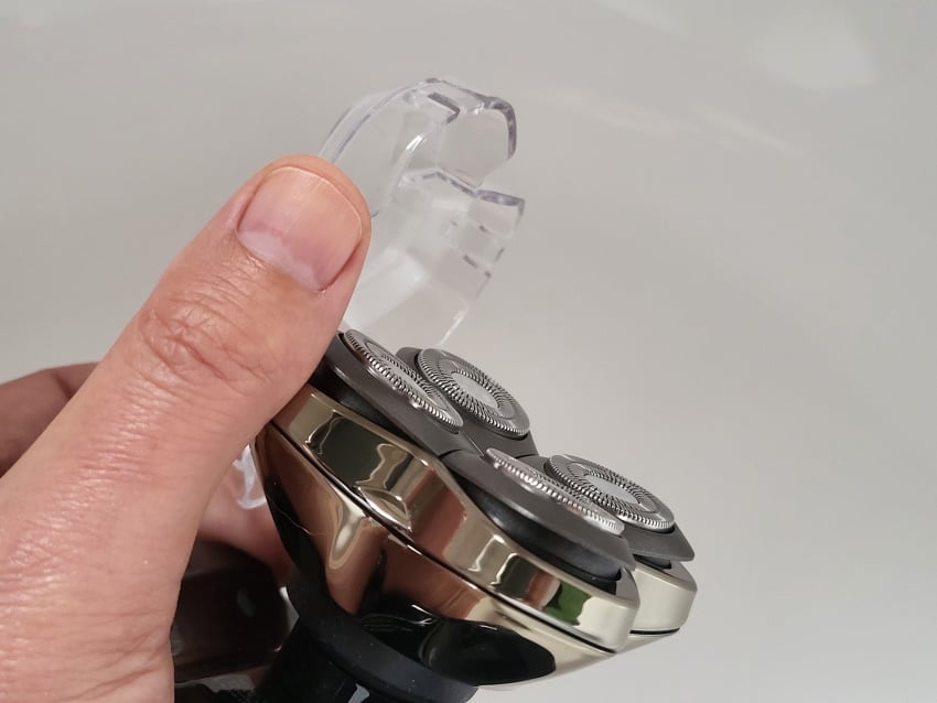 taking off the top protective cap on the Skull Shaver Pitbull Silver Pro