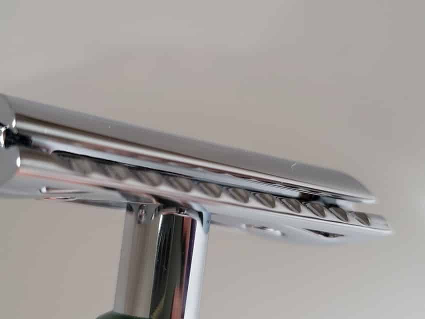 close up of Muhle Hexagon razor scalloped safety bar design