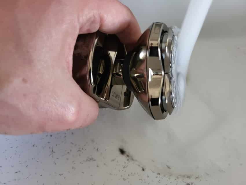 rinsing Skull Shaver Pitbull Platinum PRO under the tap