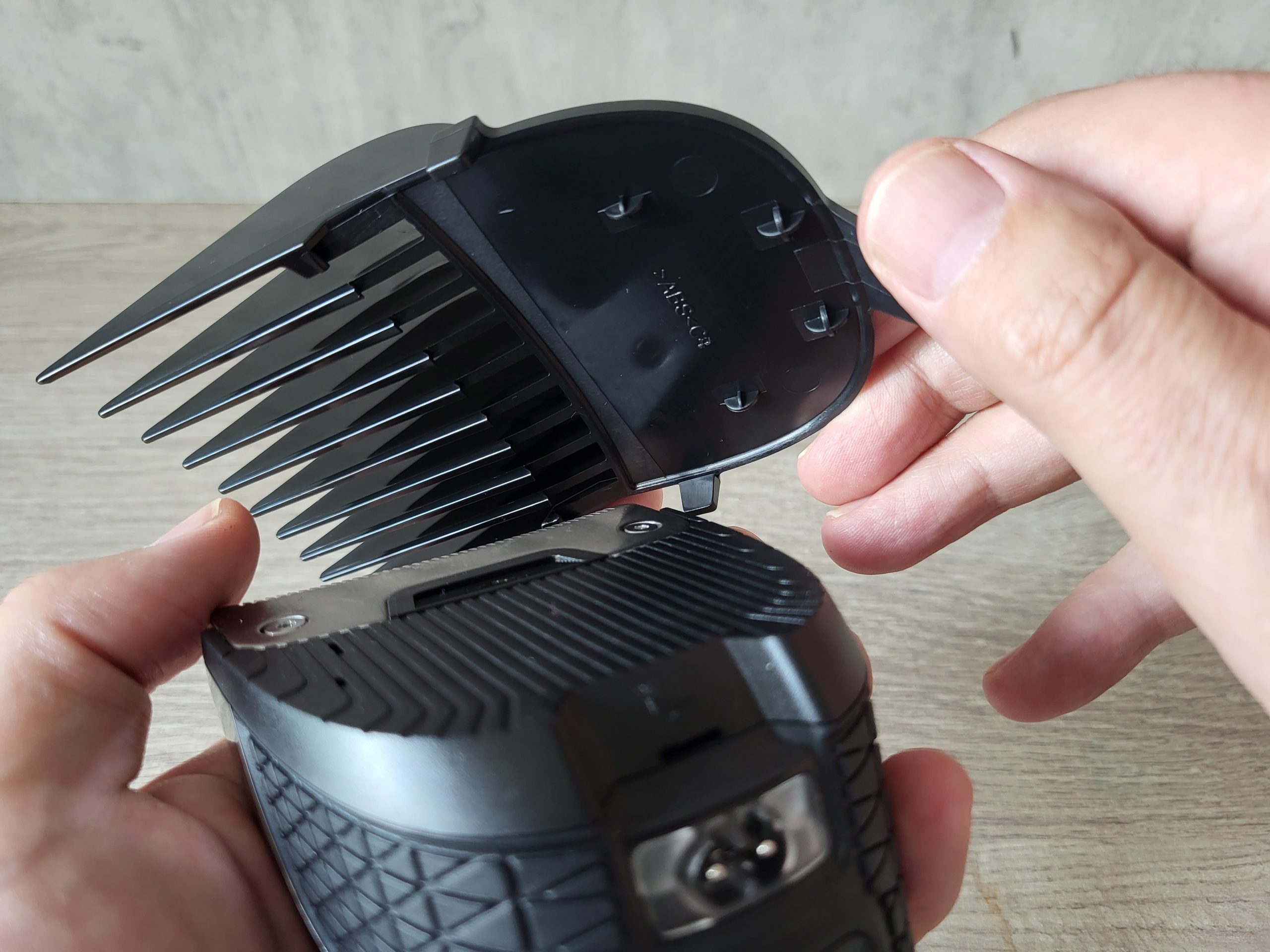 Attaching and removing Remington HC4300 clipper combs 