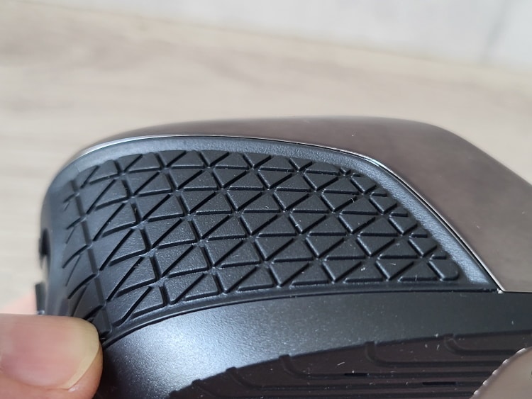 close up of the sides of the Remington HC4300 showing its rubber grip