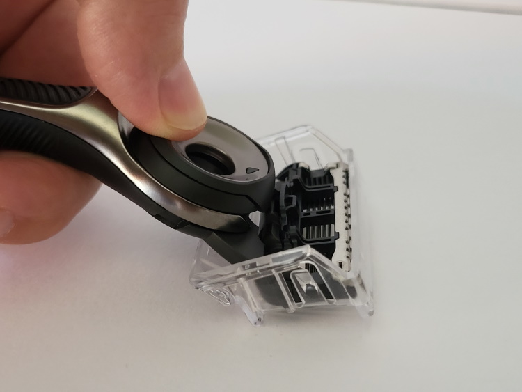 attaching and detaching a GilletteLabs Exfoliator blade in a single cartridge case