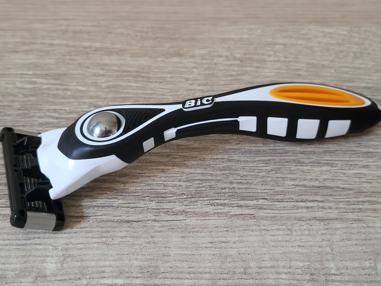 BIC Flex 5 Hybrid 5 razor with wooden look background