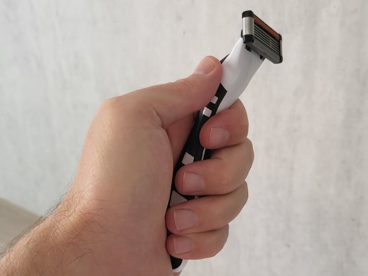 holding a BIC Flex 5 Hybrid in the hand to show its ergonomics