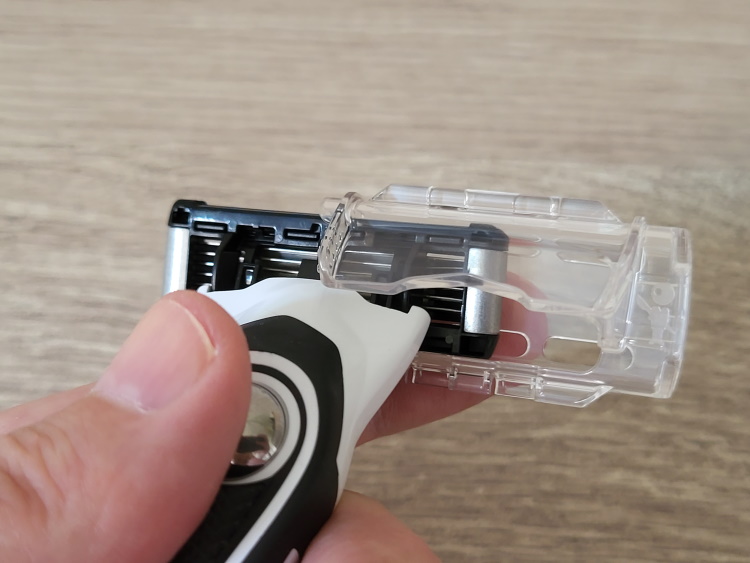 removing a BIC Flex 5 Hybrid blade from its cover