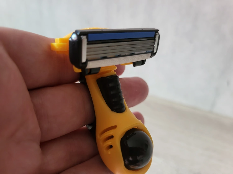 Headblade moto with finger placed inside ready to use