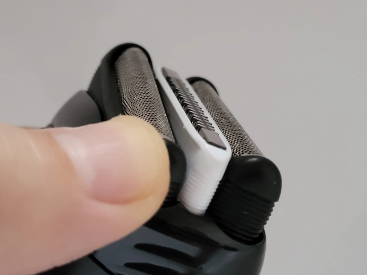 close up demonstrating the foil movements on the Braun Series 3 Proskin shaver head