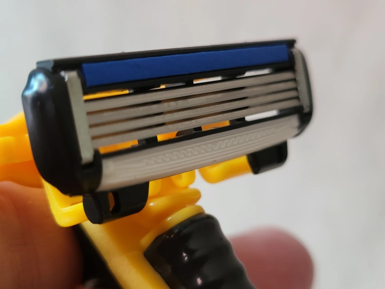 close up of Headblade moto cartridge blade showing the lubication strip