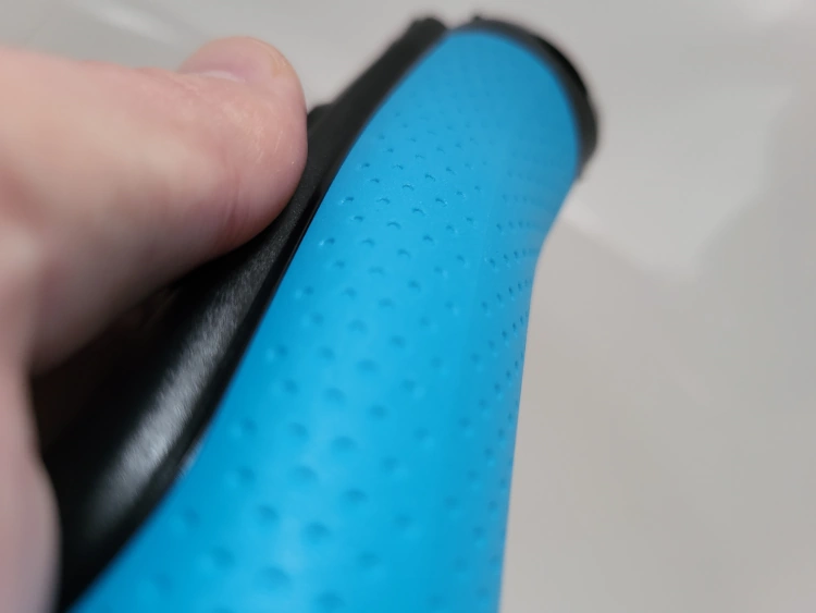 close up of the rubberized grip sections on the Braun Series 3 Proskin 3040s shaver