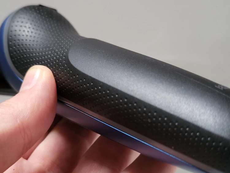 close up of the rubberized grip side on the Braun Series 6 SensoFoil