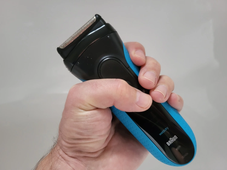 holding the Braun Series 3 Proskin 3040s shaver in the hand at an angle