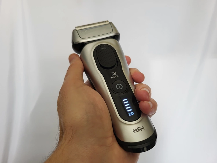 Braun Series 8 8467cc being held in the hand with it switched on