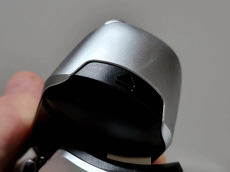 animation of Braun Series 8 8467cc shaver head moving back and forth
