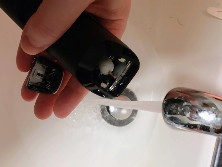 cleaning the Philips Norelco Series 5000 Beard trimmer under the tap