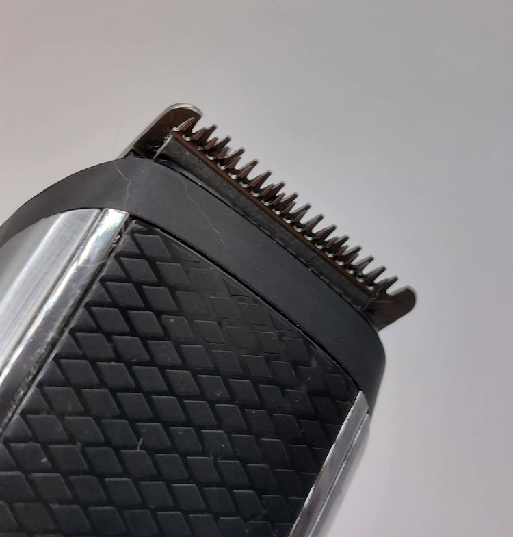close up of Philips Norelco Series 5000 Beard trimmer blades