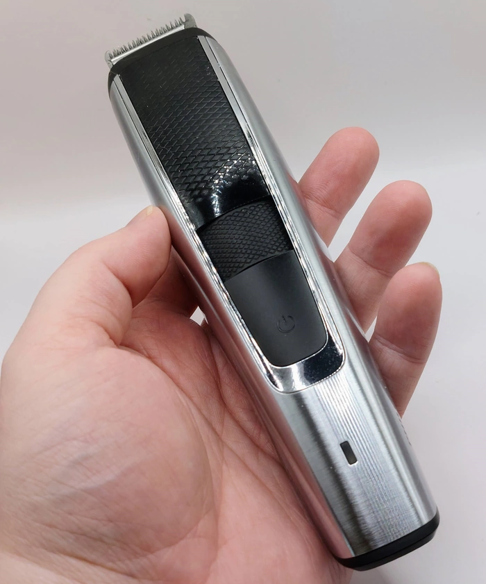 holding the Philips Norelco Series 5000 Beard trimmer in the hand to show how it is held