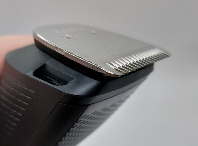 close up of Philips Norelco Series 3000 BT3210 beard trimmer blades