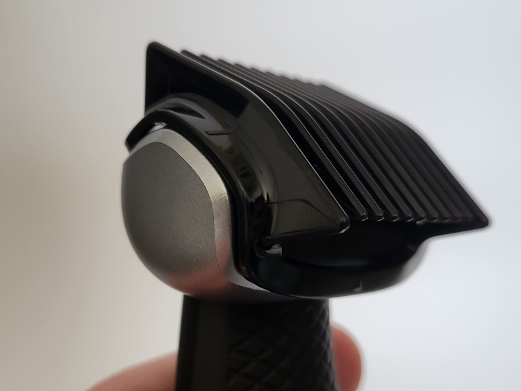 close up of the Philips Norelco Bodygroom 5000 trimmer comb attached