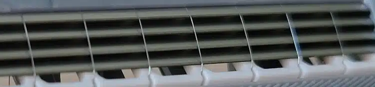 close up of the Schick Quattro Titanium thin protective wires