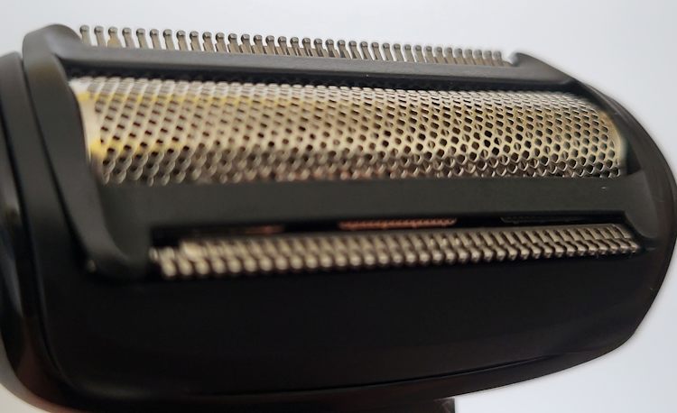 close up of the shaving head blade on the Philips Norelco Bodygroomer 3000 Series