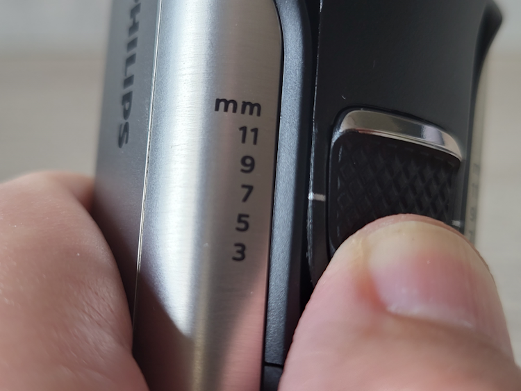 close up of the intergrated trimmer settings on the Philips Norelco Bodygroom 7000 Series