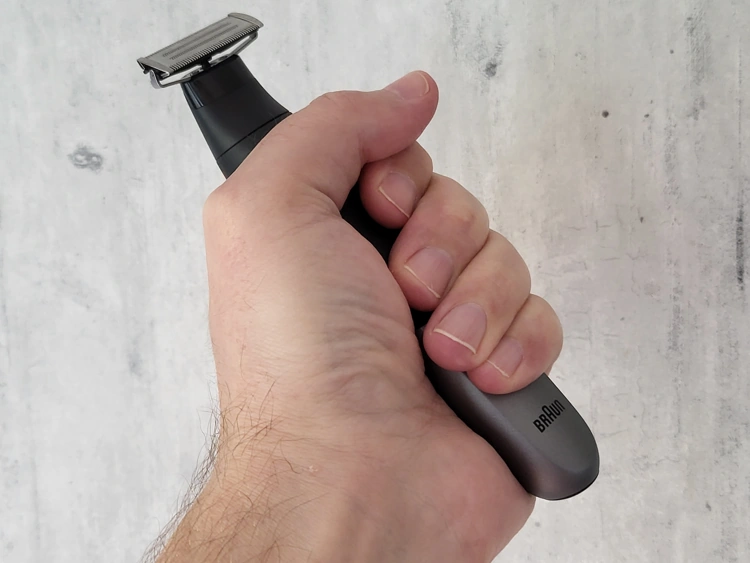 holding the Braun XT5 in the hand to demonstrate its ergonomics