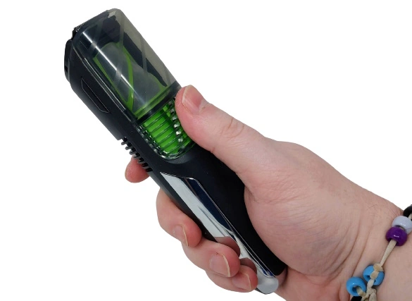 holding the Remington Vacuum Beard and Stubble Trimmer 6000