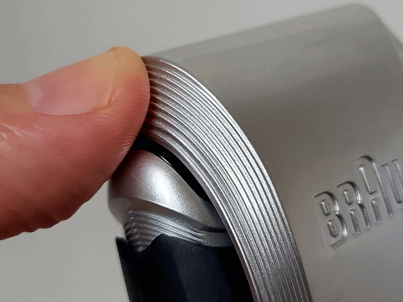 animation of the Braun MobileShave M-90 protective cap being opened
