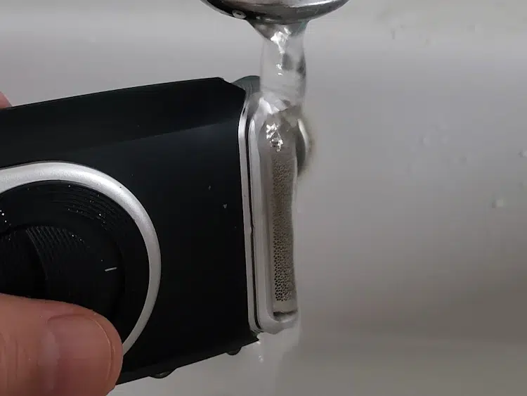 cleaning the Braun MobileShave M-90 under the tap