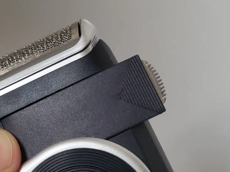 close up of Braun MobileShave M-90 detail trimmer