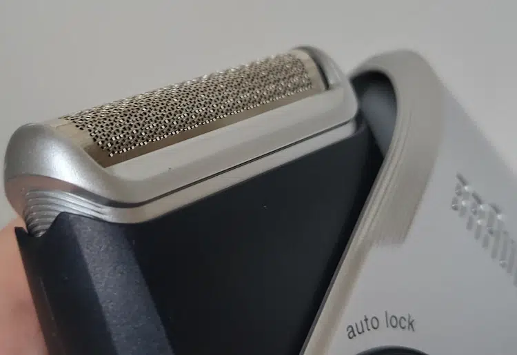 close up of Braun MobileShave M-90 shaver with cap opening