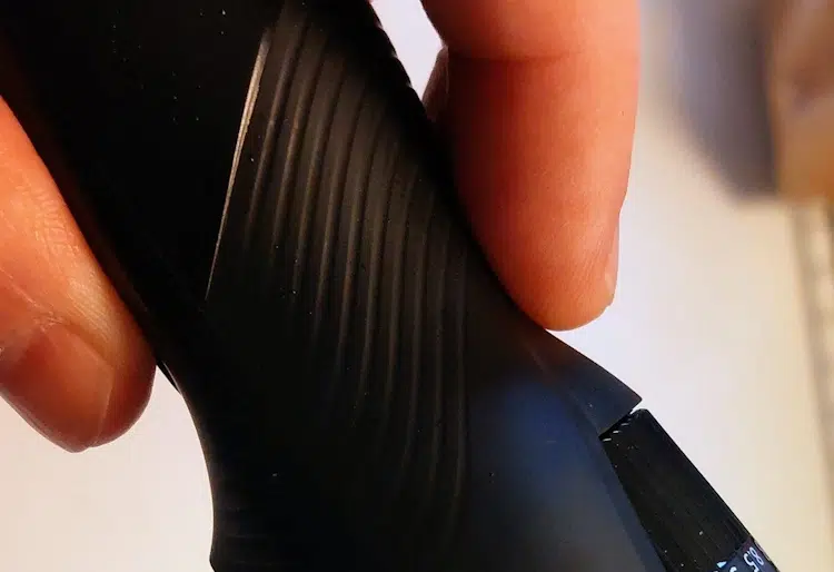 close up of Panasonic ER-GB42 rubberized grip