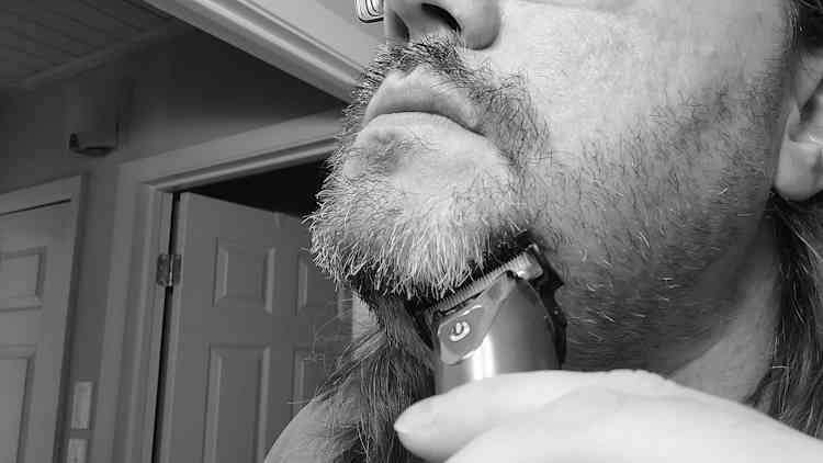 Reviewer Robert trimming with Wahl Stainless Steel Lithium-Ion Beard Trimmer