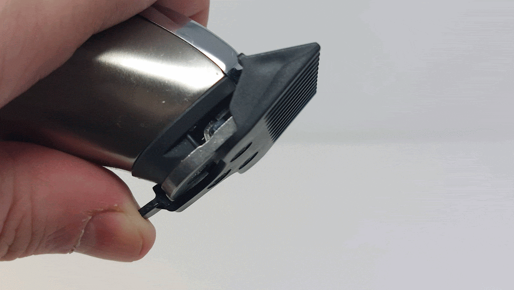 attaching a comb on Wahl Stainless Steel Lithium-Ion 2.0 Beard Trimmer