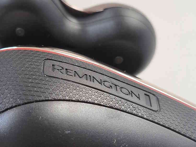 close up of Remington Balder Boss rubberized grip on sides of the shaver
