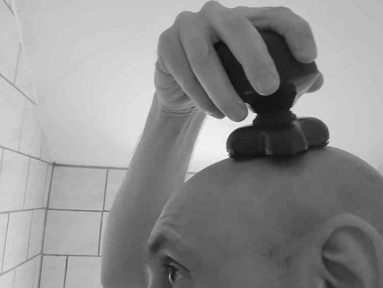 head shaving with Brio Raze Head Shaver (2)