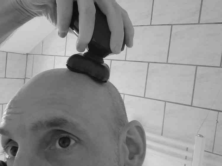 head shaving with Brio Raze Head Shaver (4)