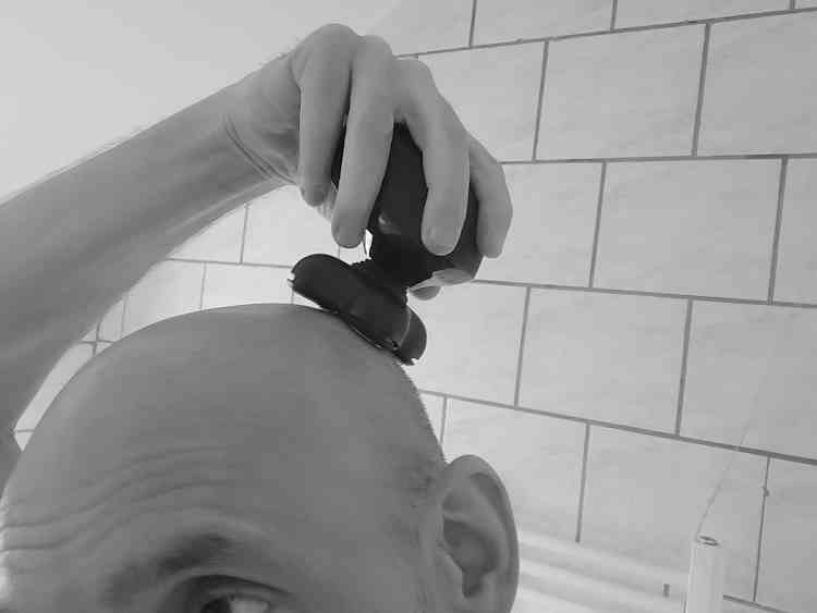 head shaving with Brio Raze Head Shaver (5)