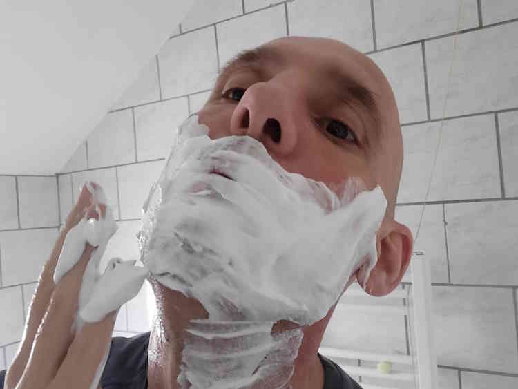 reviewer Jason applying Proraso shaving foam