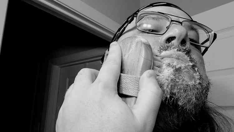 reviewer Robert applying Proraso Beard Wash on his beard